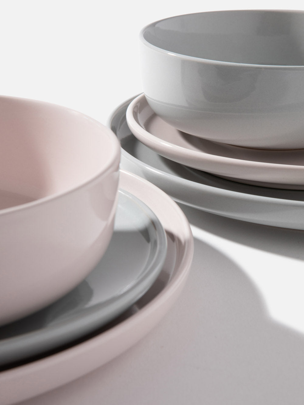 סדרת צלחות מקרמיקה בגוון אפור עם זיגוג מבריק Nika