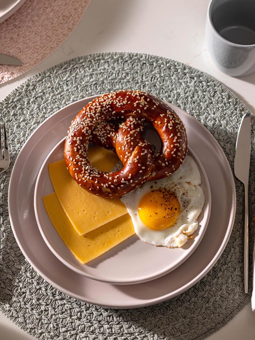 סדרת צלחות מקרמיקה בגוון ורוד עם זיגוג מבריק Nika
