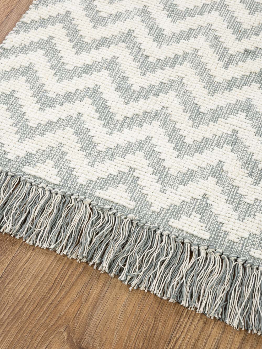 שטיח ארוג במרקם טבעי עם דוגמת זיגזג בגווני שמנת ואפור Omer