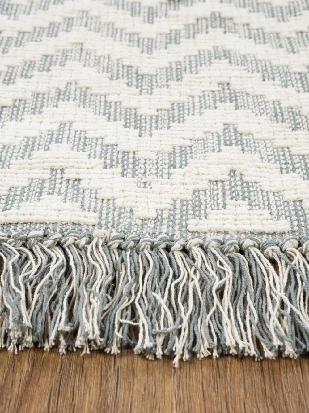 שטיח ארוג במרקם טבעי עם דוגמת זיגזג בגווני שמנת ואפור Omer