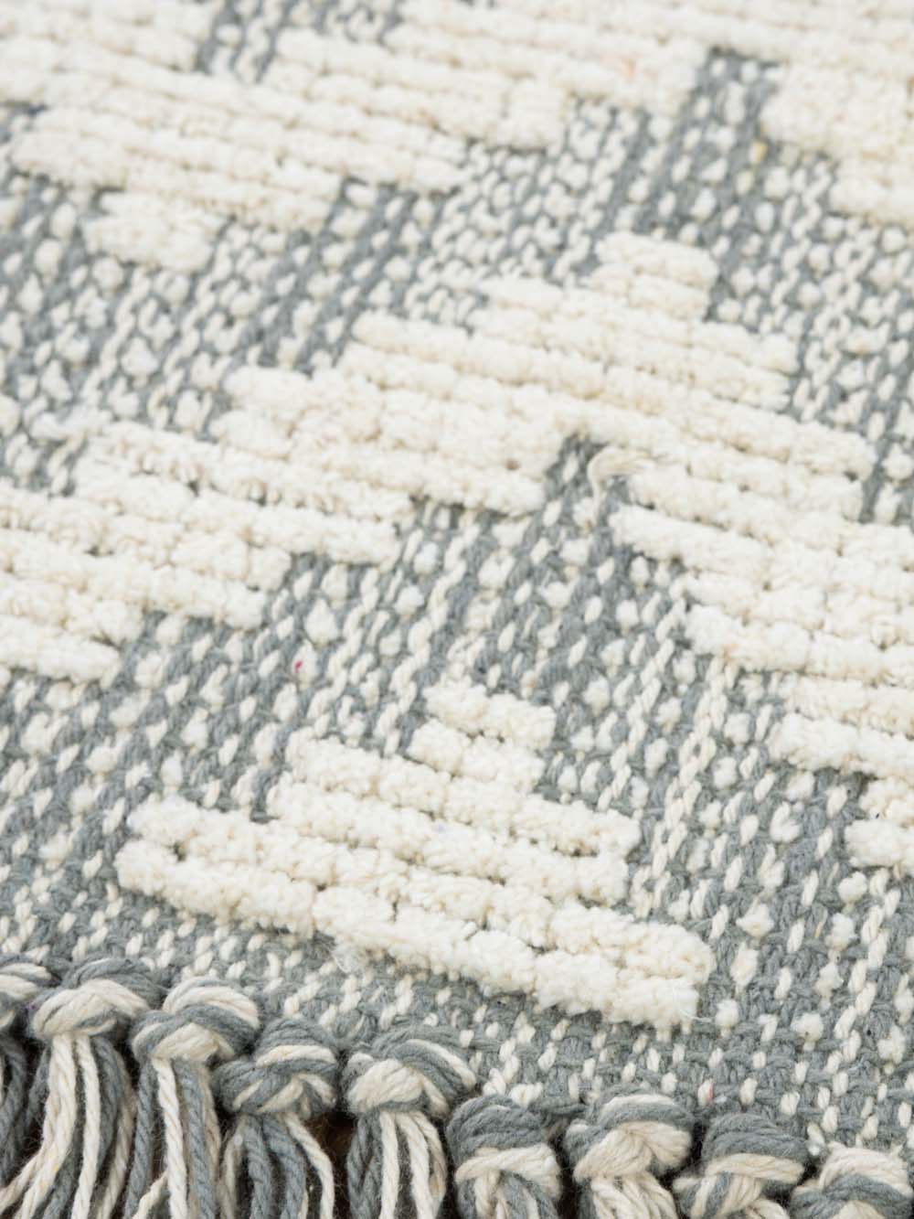 שטיח ארוג במרקם טבעי עם דוגמת זיגזג בגווני שמנת ואפור Omer