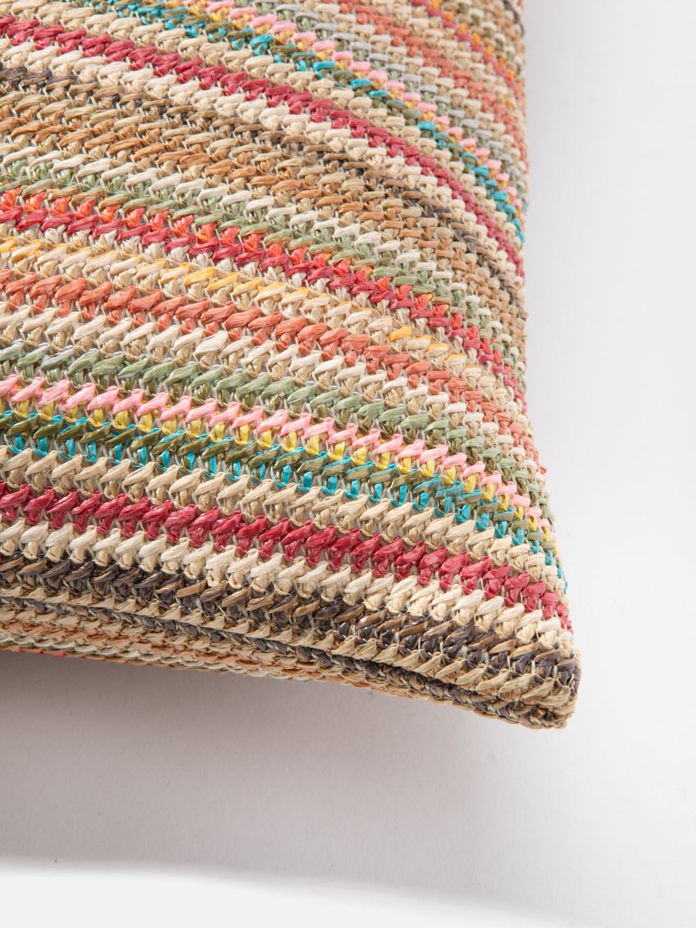 כרית נוי שמתאימה לשימוש גם במרפסות חוץ מקורות Bari