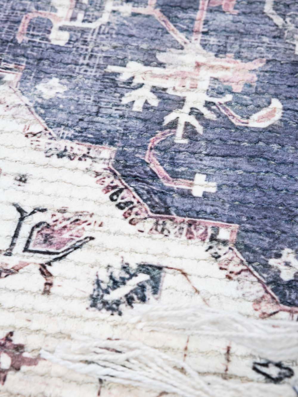 שטיח עבודת יד בסגנון פרסי עם דוגמה עשירה בגווני כחול Itamar