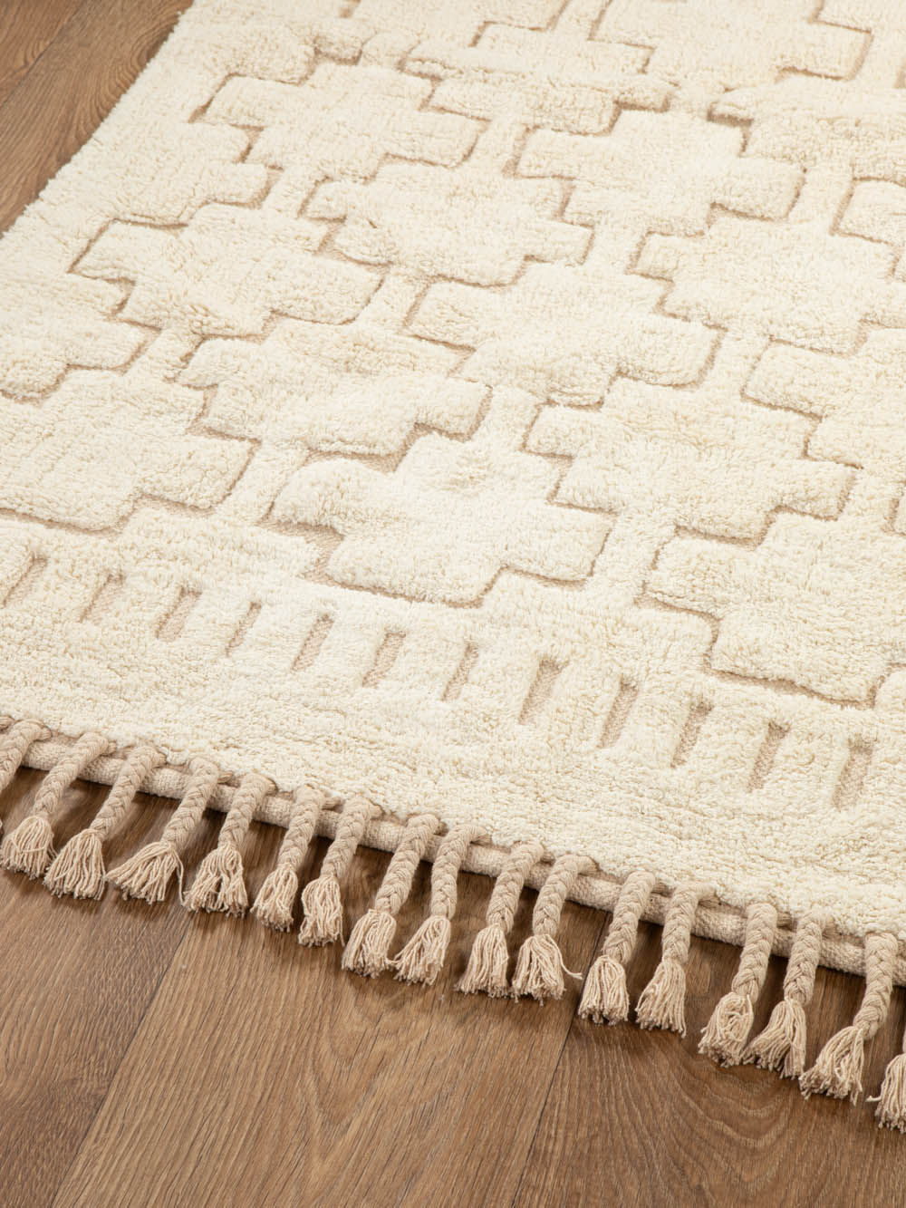 שטיח עבודת יד בגוון שמנת טבעי עם דוגמה גיאומטרית מובלטת Saar