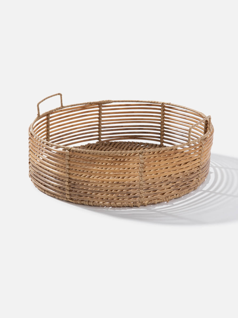 סלסלה עגולה בעבודת קליעה בשילוב של פלסטיק ומתכת Lara