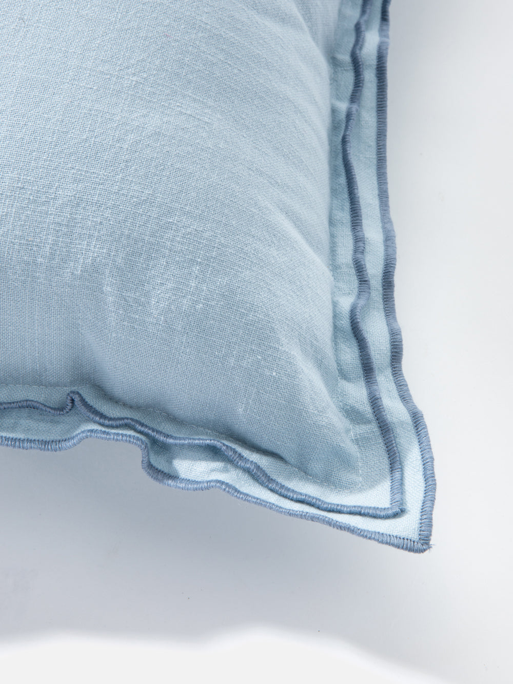 כרית נוי מרובעת מבד איכותי בגוון תכלת Hill