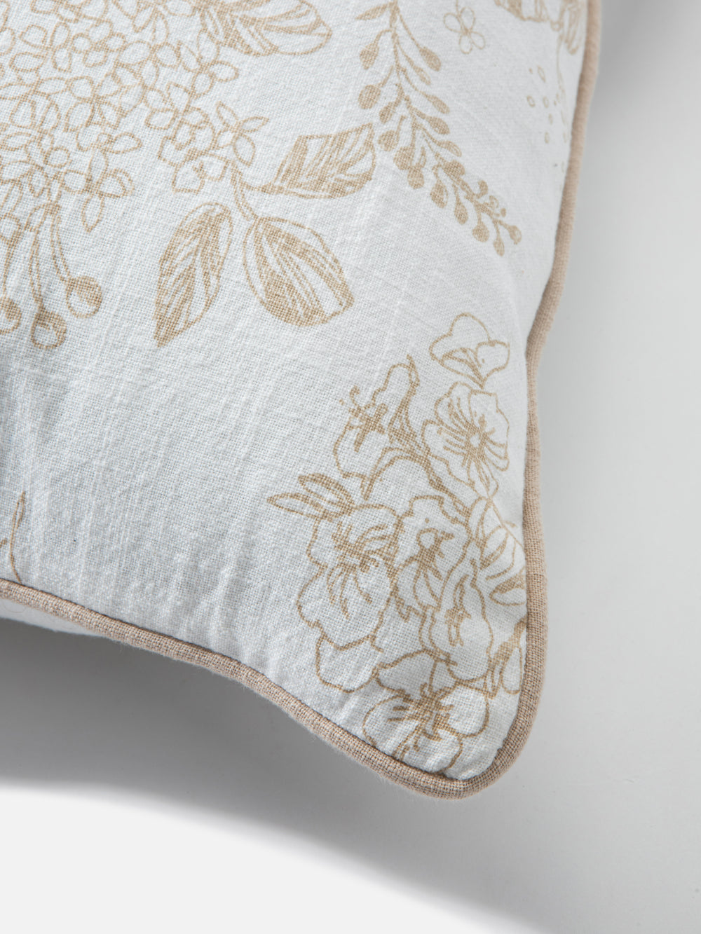 כרית נוי מלבנית בגוון שמנת עם הדפס פרחוני עדין Julien