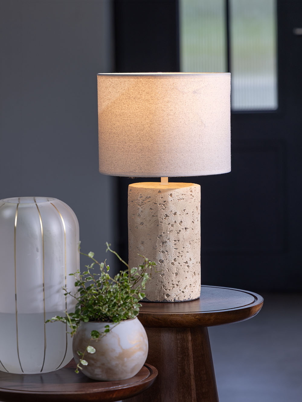 מנורת שולחן עם בסיס קרמי בגוון שמנת Donna