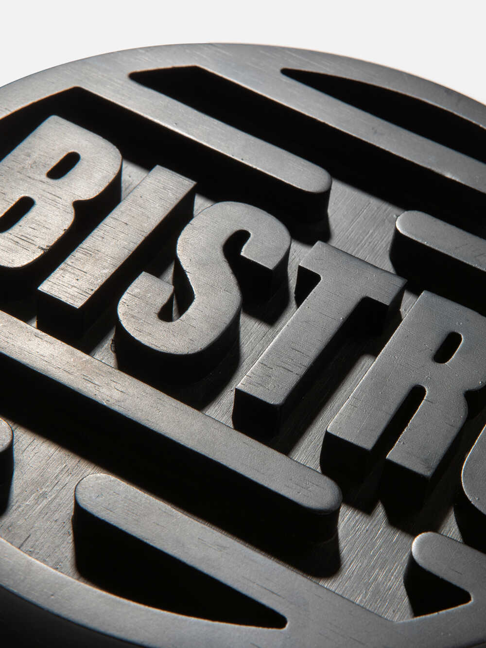 תחתית לסיר מעץ בגוון שחור מט Bistro