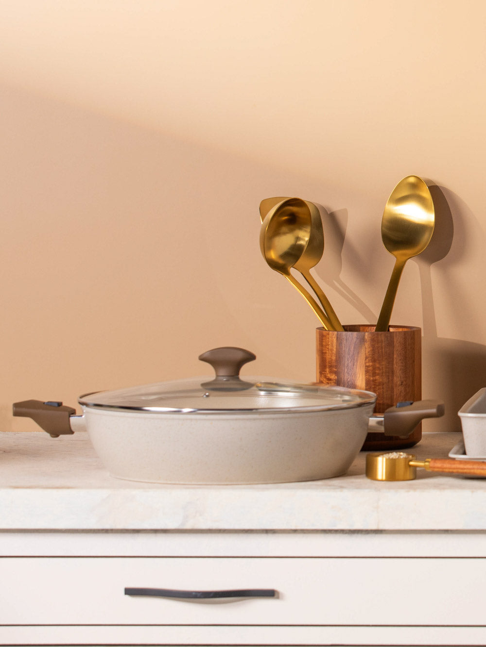 סוטאז' נון-סטיק 28 ס"מ 3.65LT מסדרת Crown