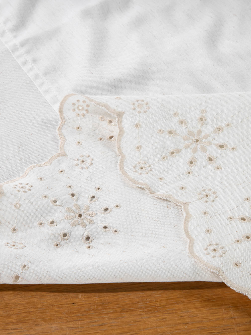 מפת שולחן מלבנית בגוון שמנת עם רקמת פרחים Charm