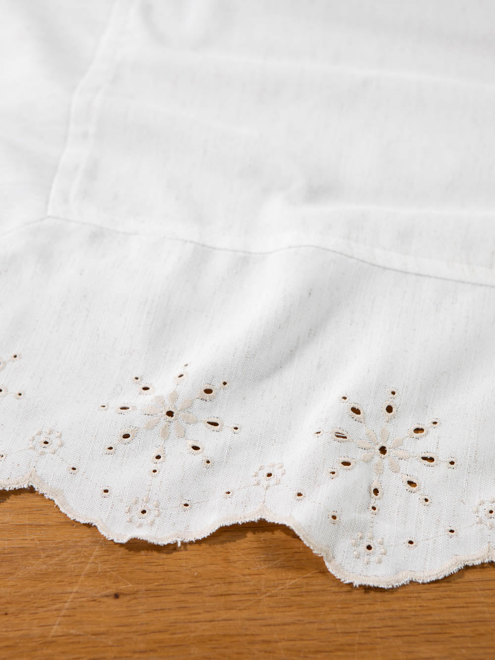 מפת שולחן מלבנית בגוון שמנת עם רקמת פרחים Charm