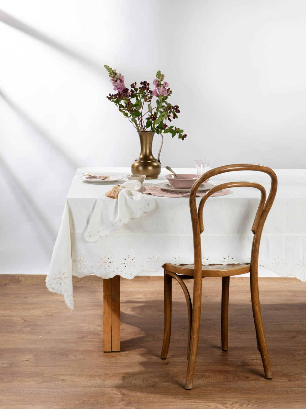 מפת שולחן מלבנית בגוון שמנת עם רקמת פרחים Charm