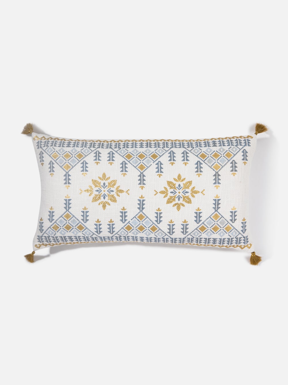 כרית נוי מלבנית עם רקמה אתנית בגווני כחול-אפור וחרדל על רקע שמנת Spirit