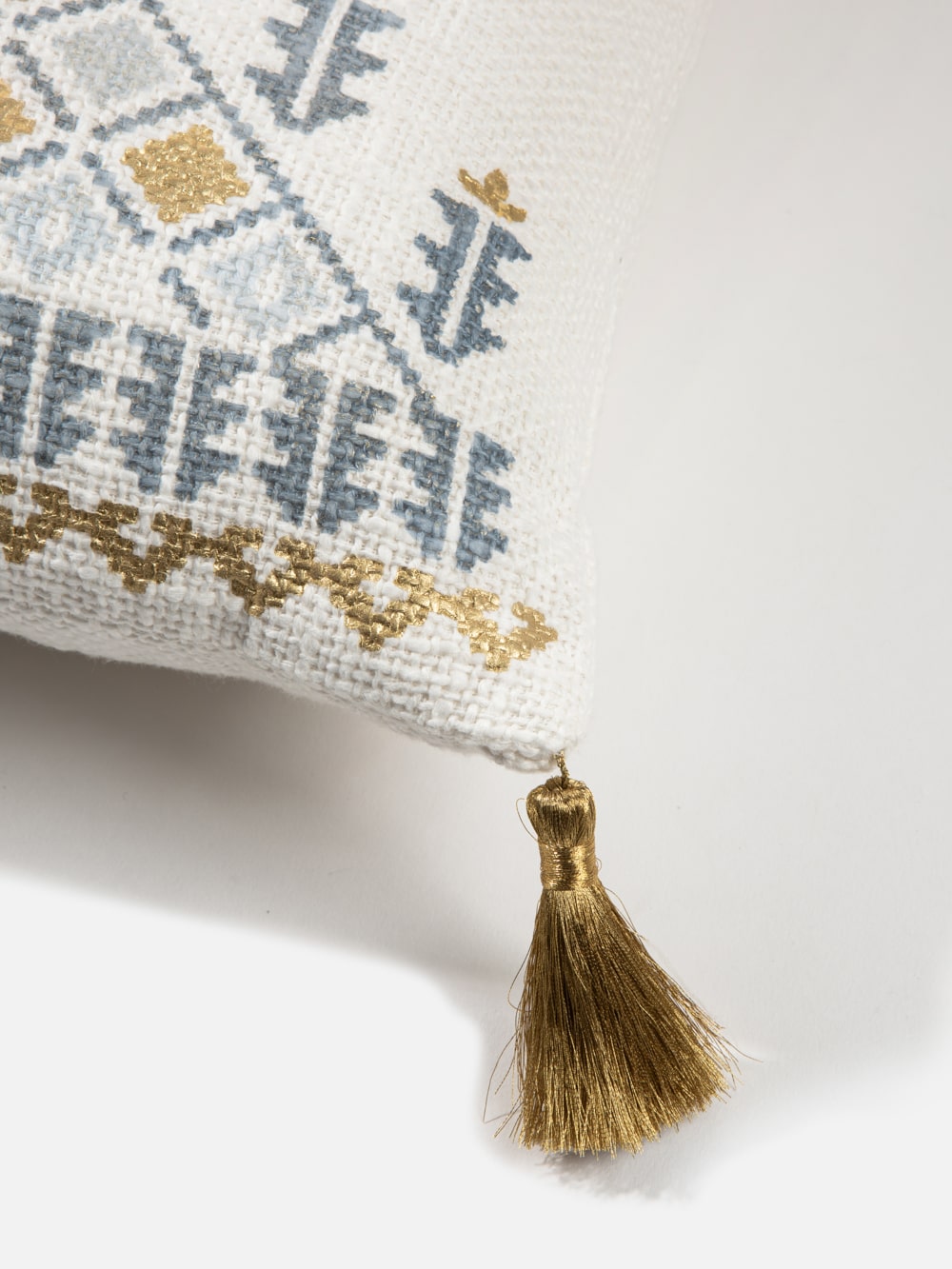 כרית נוי מלבנית עם רקמה אתנית בגווני כחול-אפור וחרדל על רקע שמנת Spirit