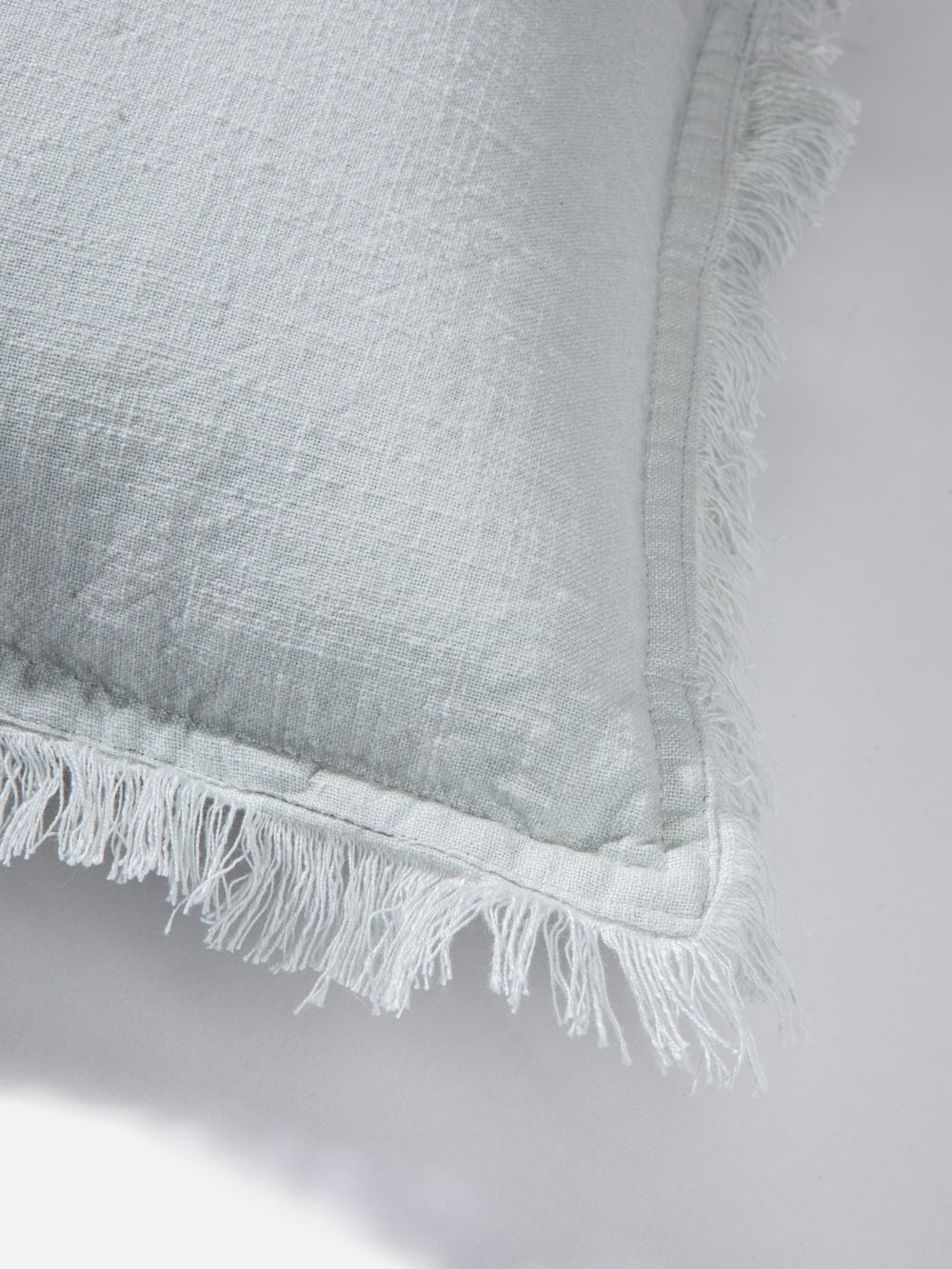 כרית נוי מרובעת בגוון אפור עדין Blossom