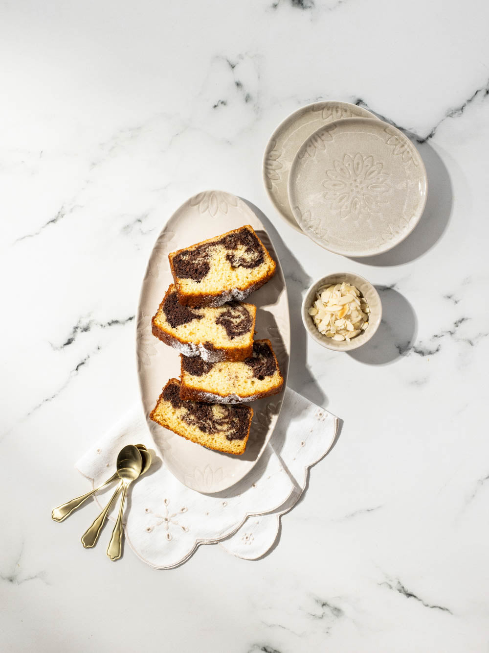 אובל לעוגה מקרמיקה בגוון קרם לעוגה Charm