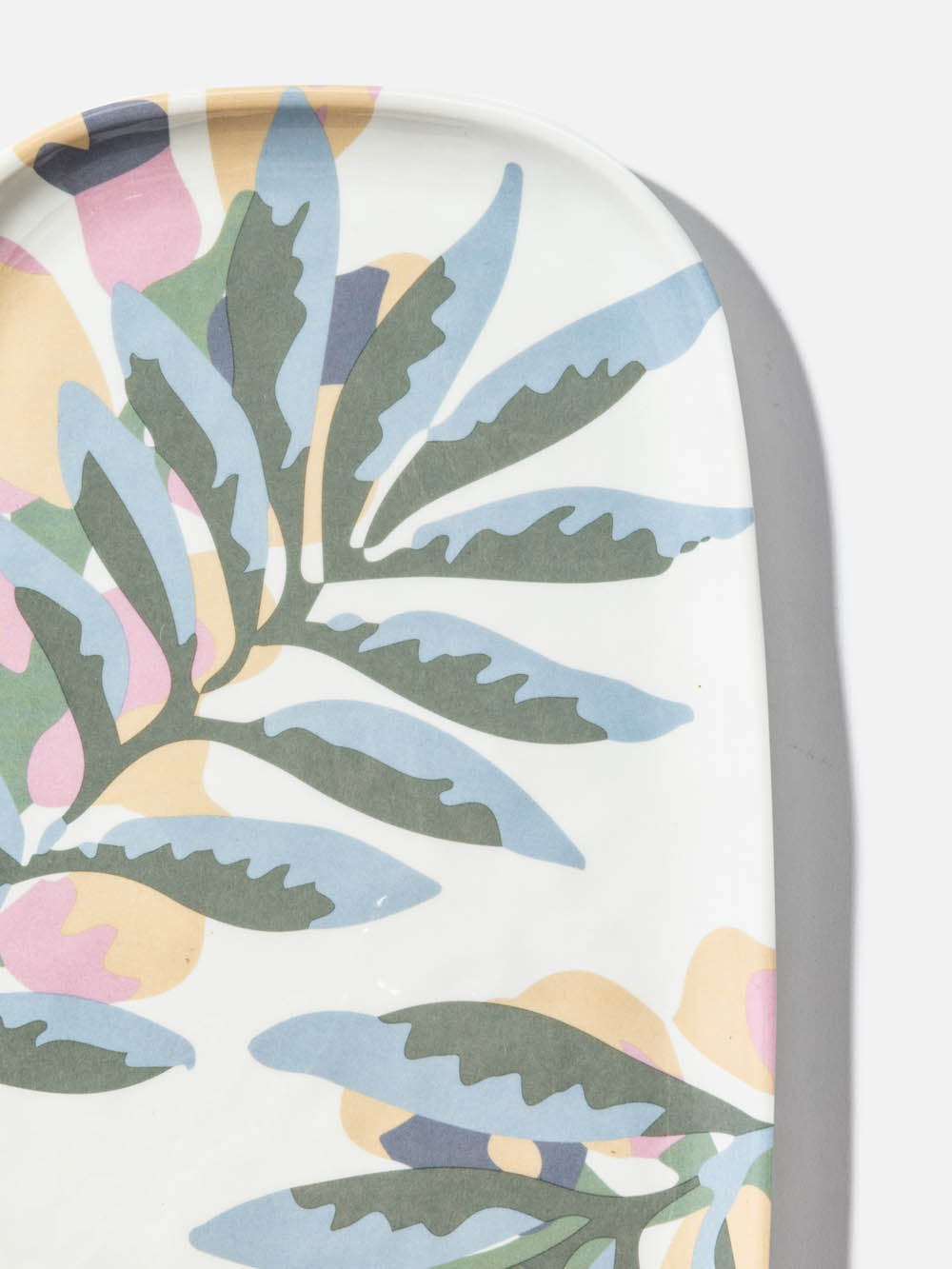 אובל מלמין עם רקע שמנת בהיר והדפס עלים Leaves