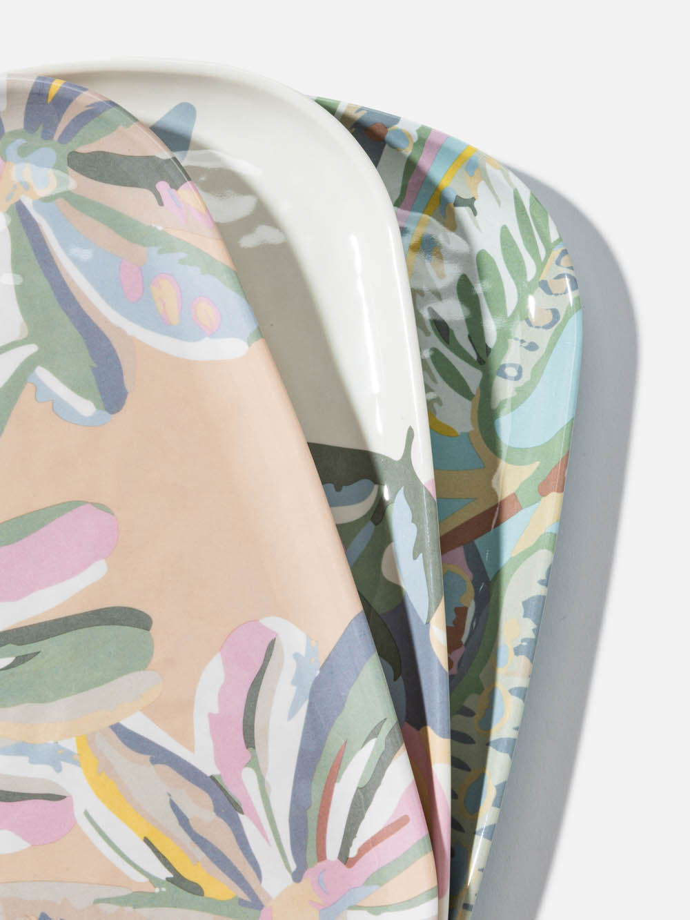 אובל מלמין עם רקע שמנת בהיר והדפס עלים Leaves