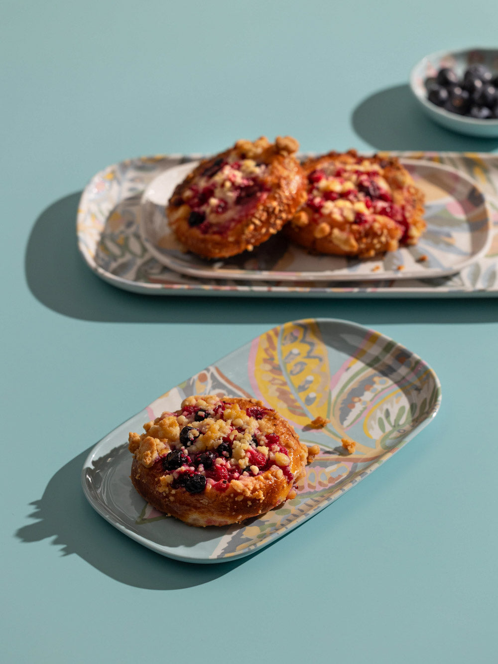 אובל מלמין עם רקע שמנת בהיר והדפס עלים Leaves