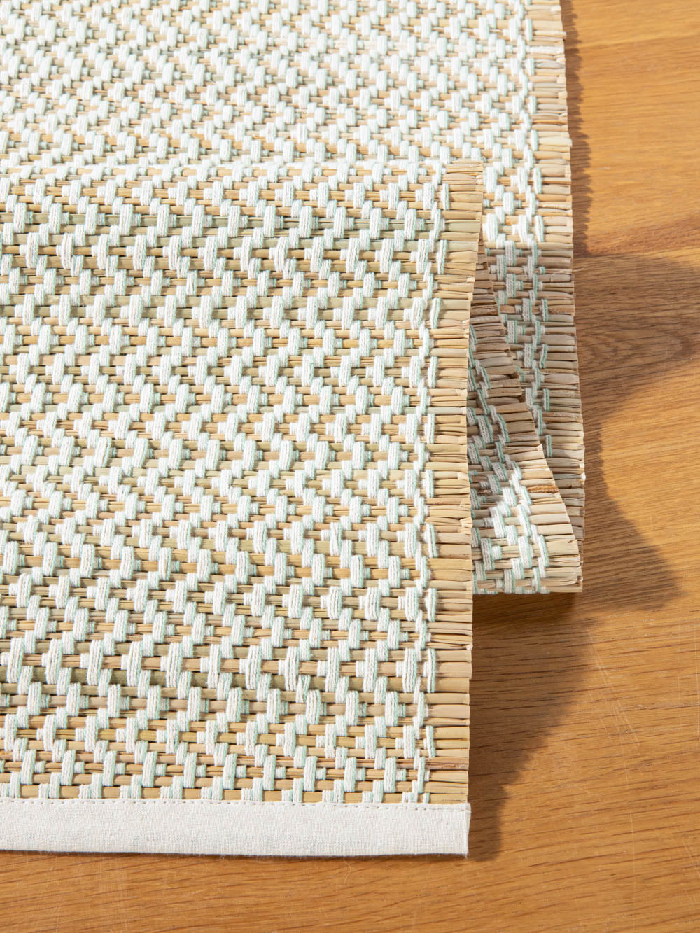 ראנר לשולחן עשוי סיבים קלועים במראה טבעי Minty