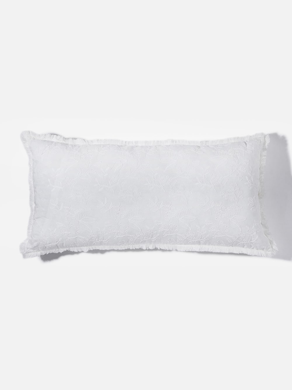 כרית נוי מלבנית בצבע לבן עם רקמת פרחים עדינה Swan