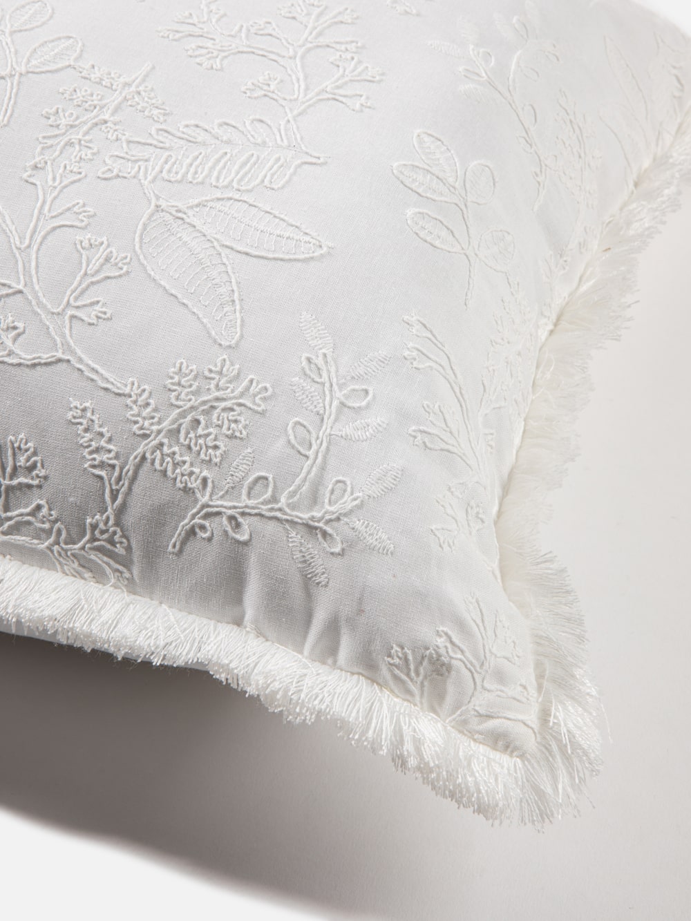 כרית נוי מלבנית בצבע לבן עם רקמת פרחים עדינה Swan