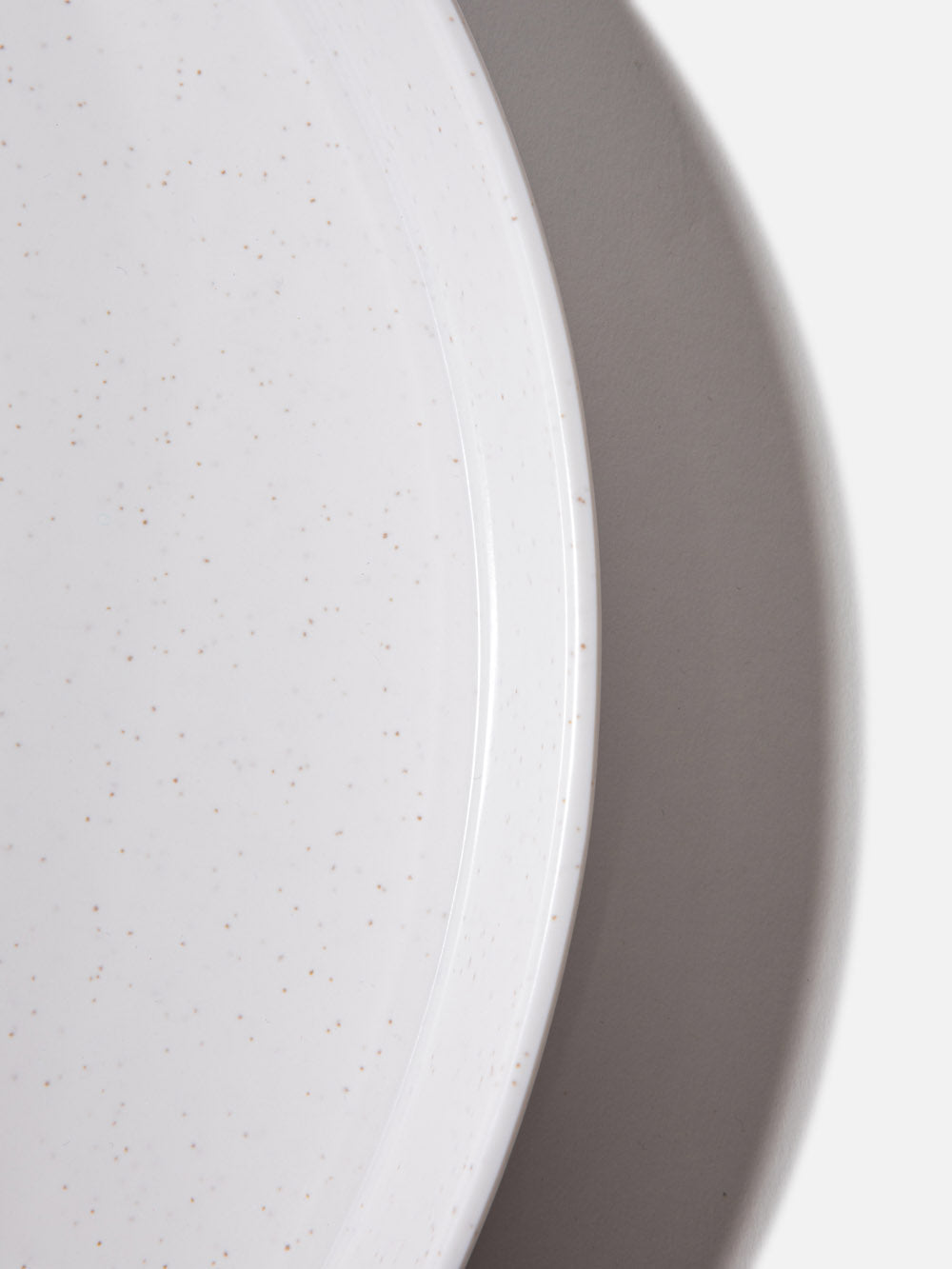מגש עגול עשוי מלמין בגוון אוף-וויט Speckled
