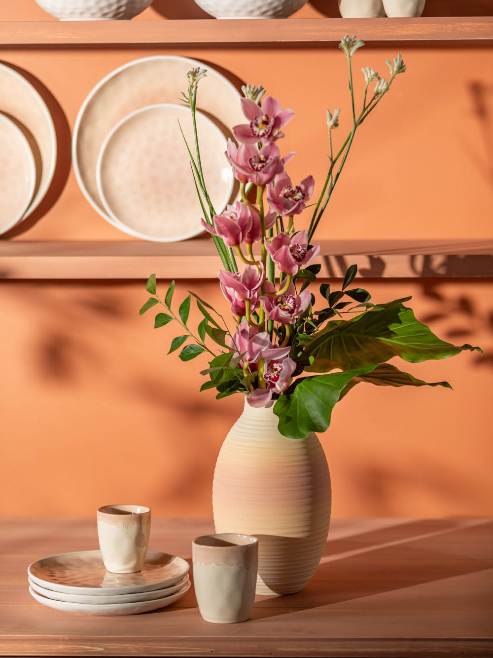 אגרטל קרמי בעיצוב עגול ורך בגווני בז’-ורוד Sunset