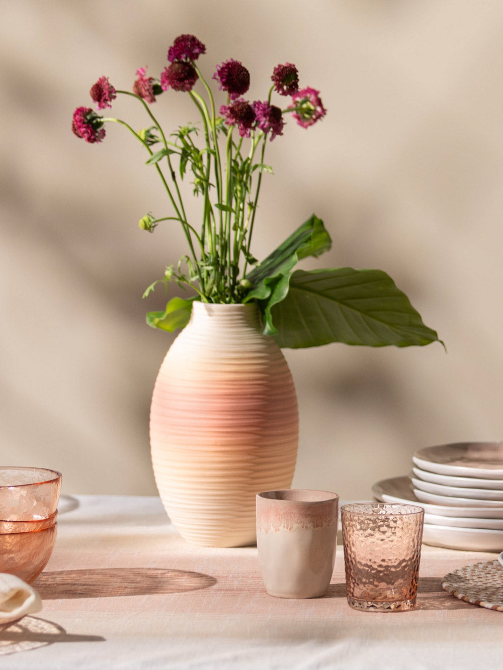 אגרטל קרמי בעיצוב עגול ורך בגווני בז’-ורוד Sunset