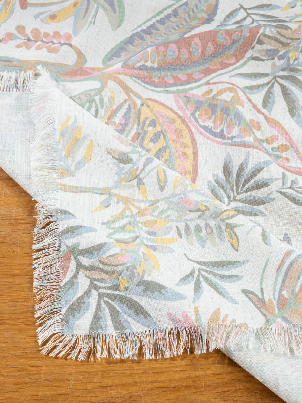 מפת שולחן מרובעת מעוטרת בהדפס פרחוני Tropic