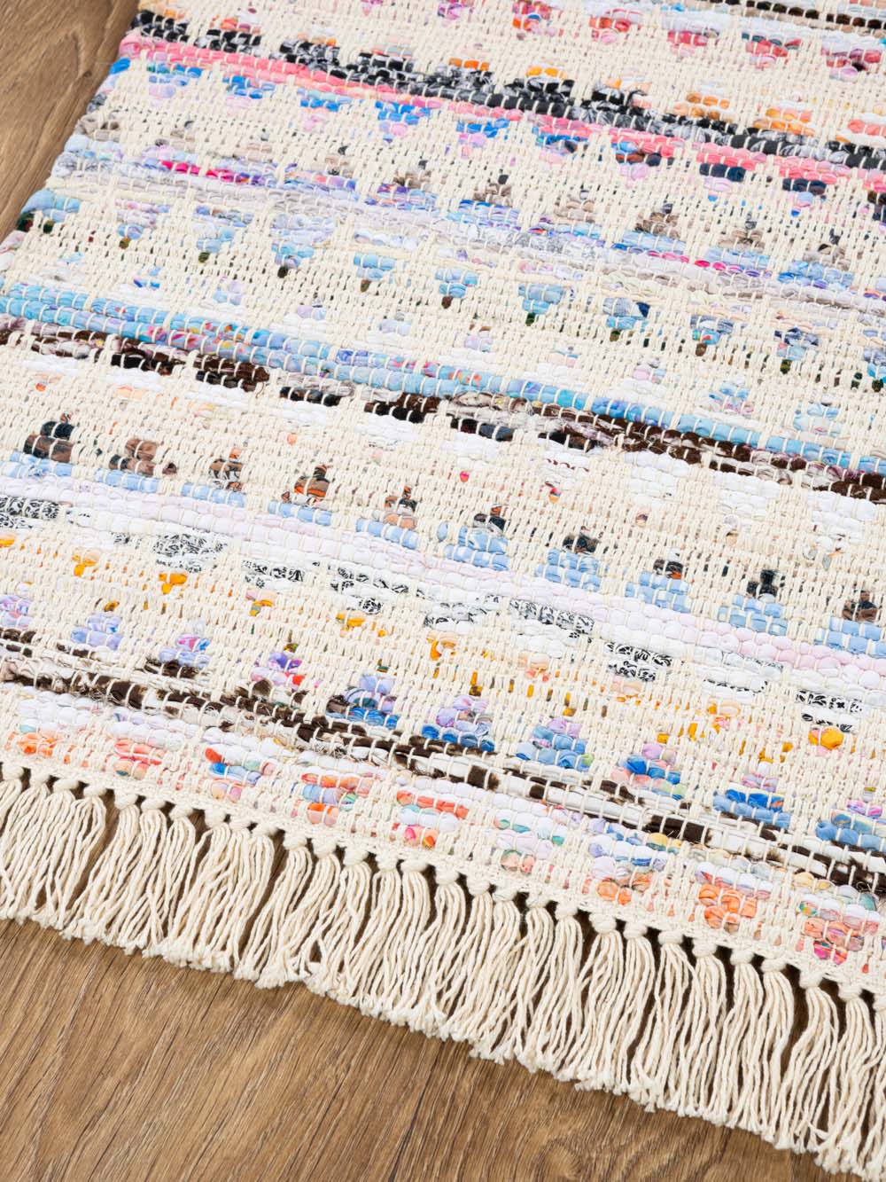 שטיח ארוג בסגנון כפרי אותנטי עם שילוב חוטים צבעוניים Tropic