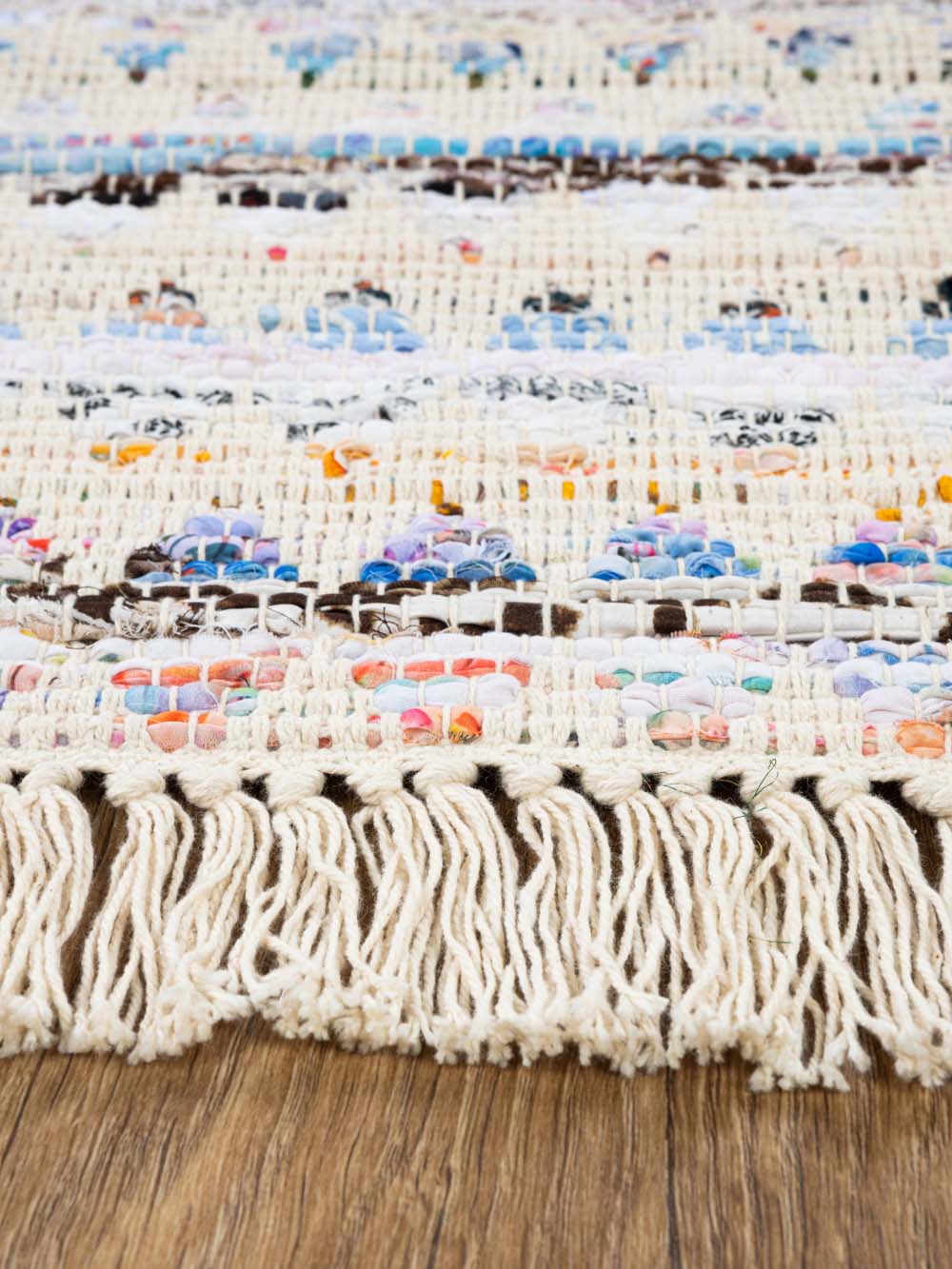 שטיח ארוג בסגנון כפרי אותנטי עם שילוב חוטים צבעוניים Tropic