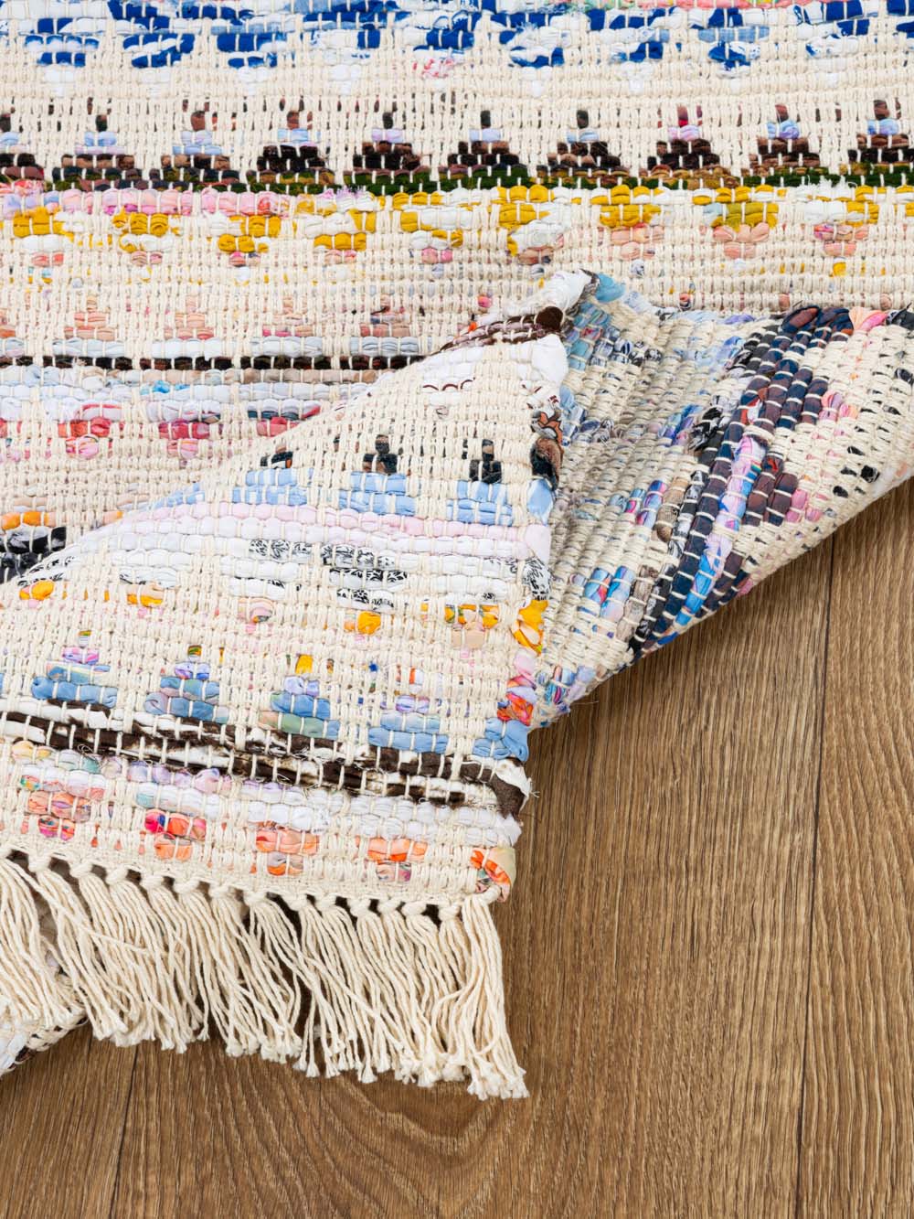 שטיח ארוג בסגנון כפרי אותנטי עם שילוב חוטים צבעוניים Tropic