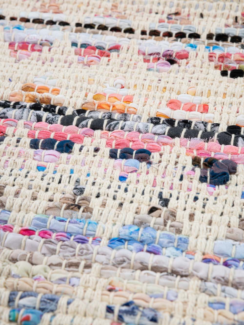 שטיח ארוג בסגנון כפרי אותנטי עם שילוב חוטים צבעוניים Tropic