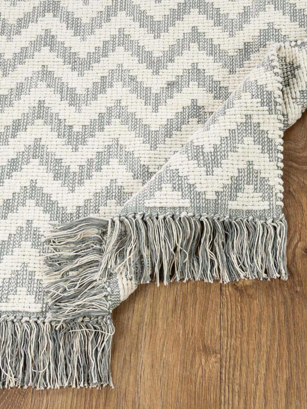 שטיח ארוג במרקם טבעי עם דוגמת זיגזג בגווני שמנת ואפור Omer