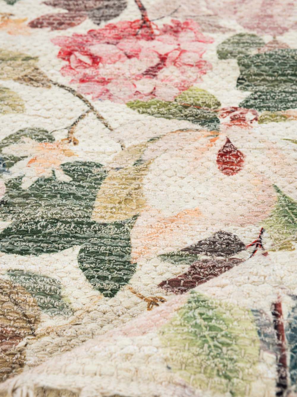 שטיח עבודת יד בעיצוב פרחוני רומנטי Violet