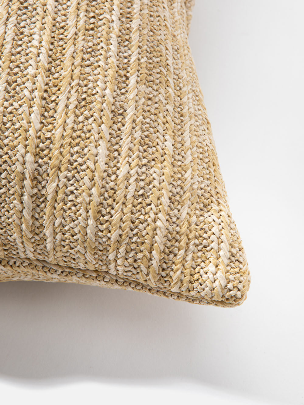 כרית נוי מרובעת מבד סרוג באריגה צפופה  Genoa