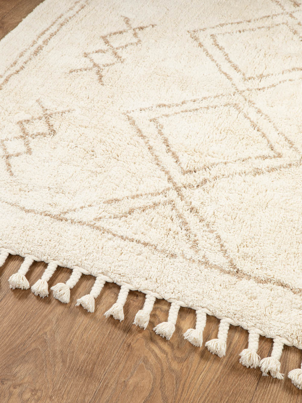 שטיח מלבני בגוון שמנת טבעי עם דוגמה גיאומטרית עדינה Afic