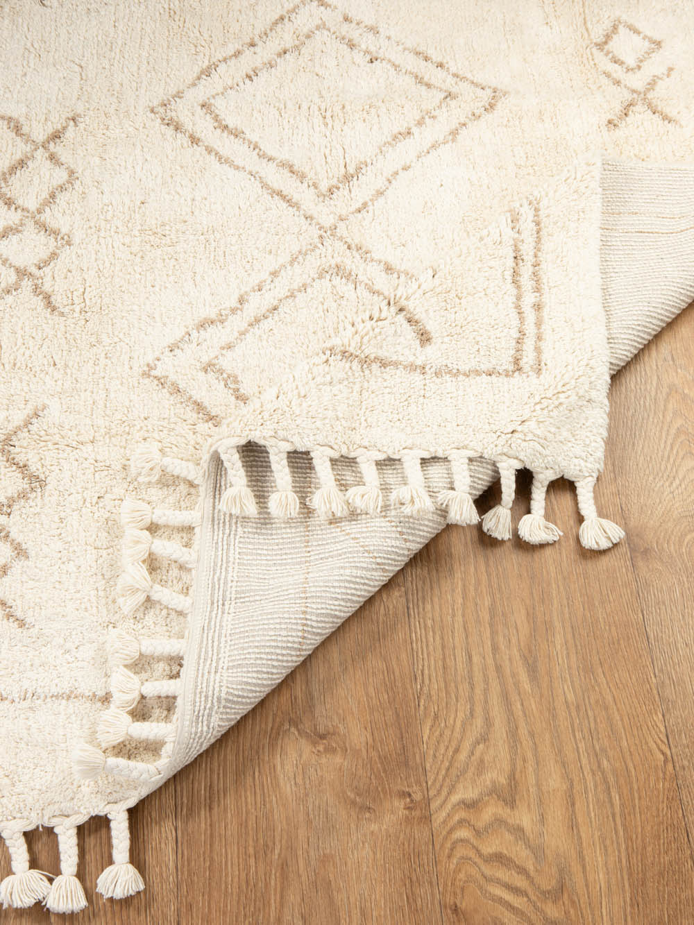 שטיח מלבני בגוון שמנת טבעי עם דוגמה גיאומטרית עדינה Afic