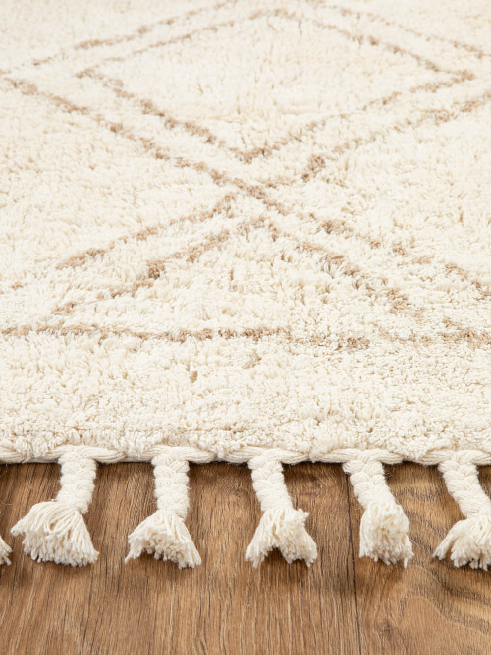 שטיח מלבני בגוון שמנת טבעי עם דוגמה גיאומטרית עדינה Afic