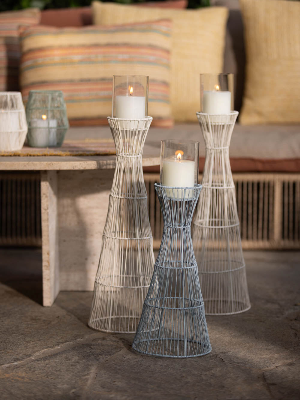 מעמד לפילר מראטן קלוע בגוון שמנת Bari