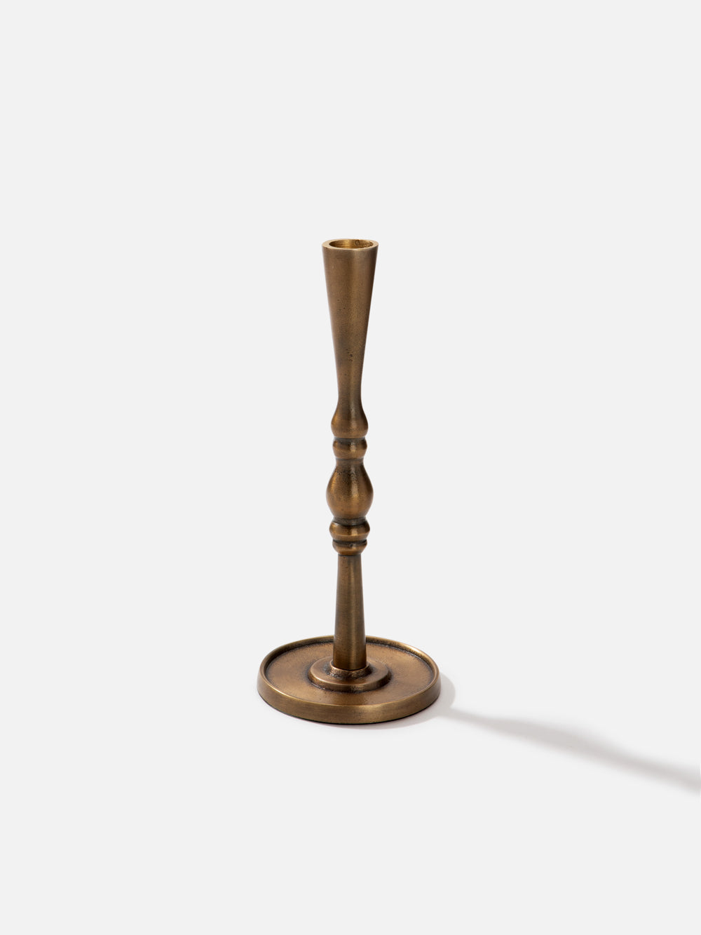 פמוט במראה קלאסי עם נגיעות וינטג’ בגוון זהב Charm