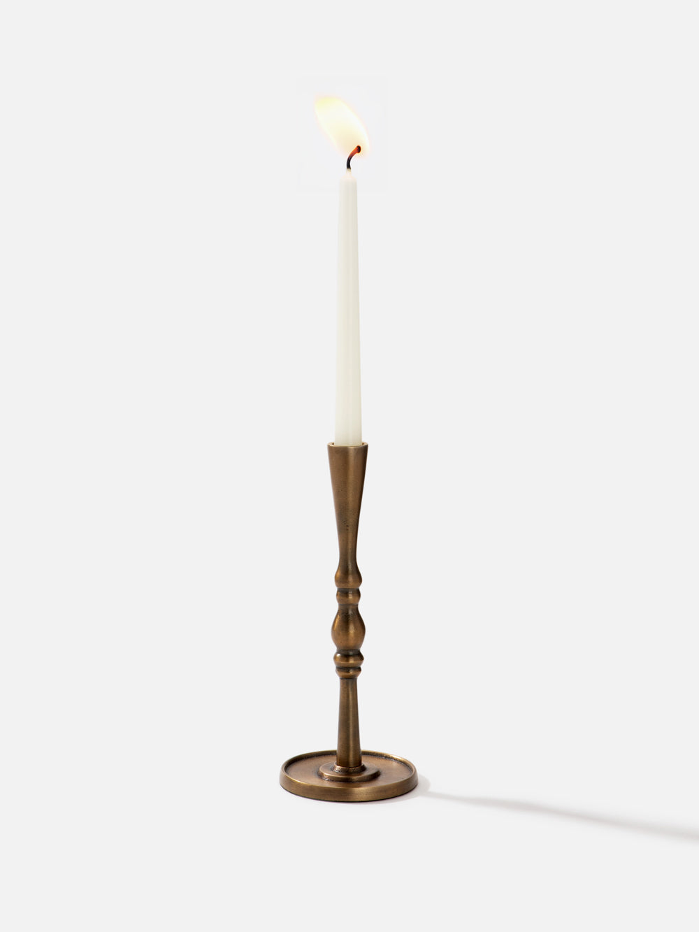 פמוט במראה קלאסי עם נגיעות וינטג’ בגוון זהב Charm