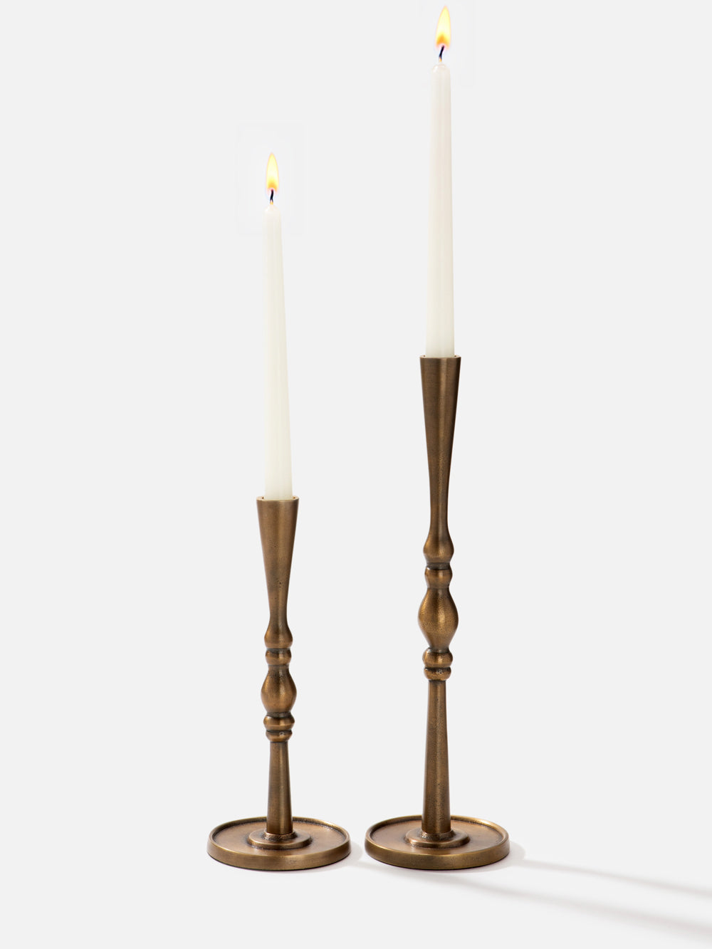 פמוט במראה קלאסי עם נגיעות וינטג’ בגוון זהב Charm