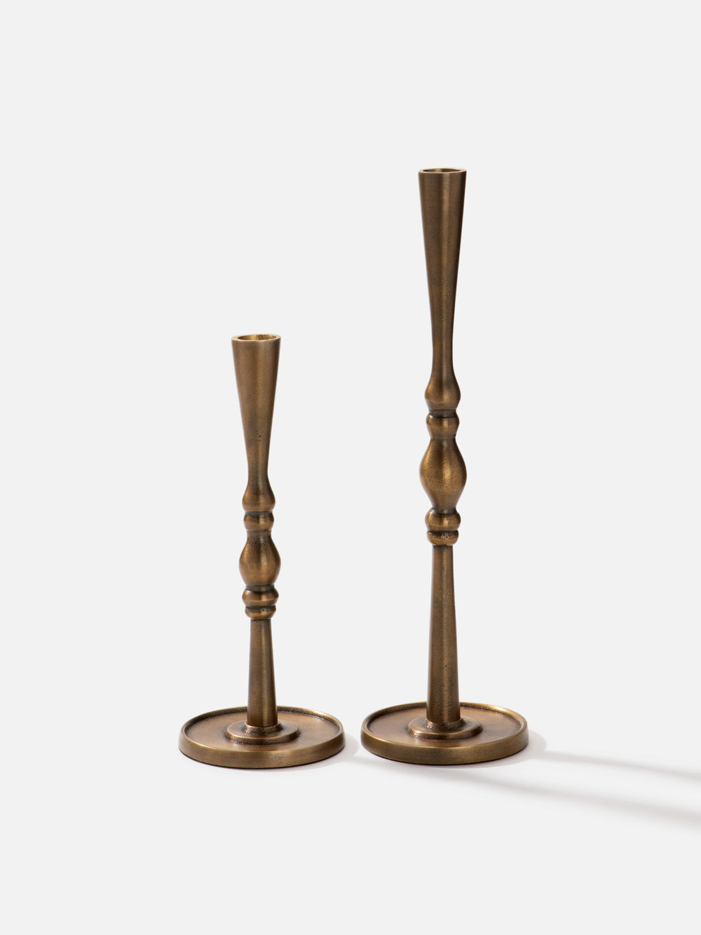 פמוט במראה קלאסי עם נגיעות וינטג’ Charm