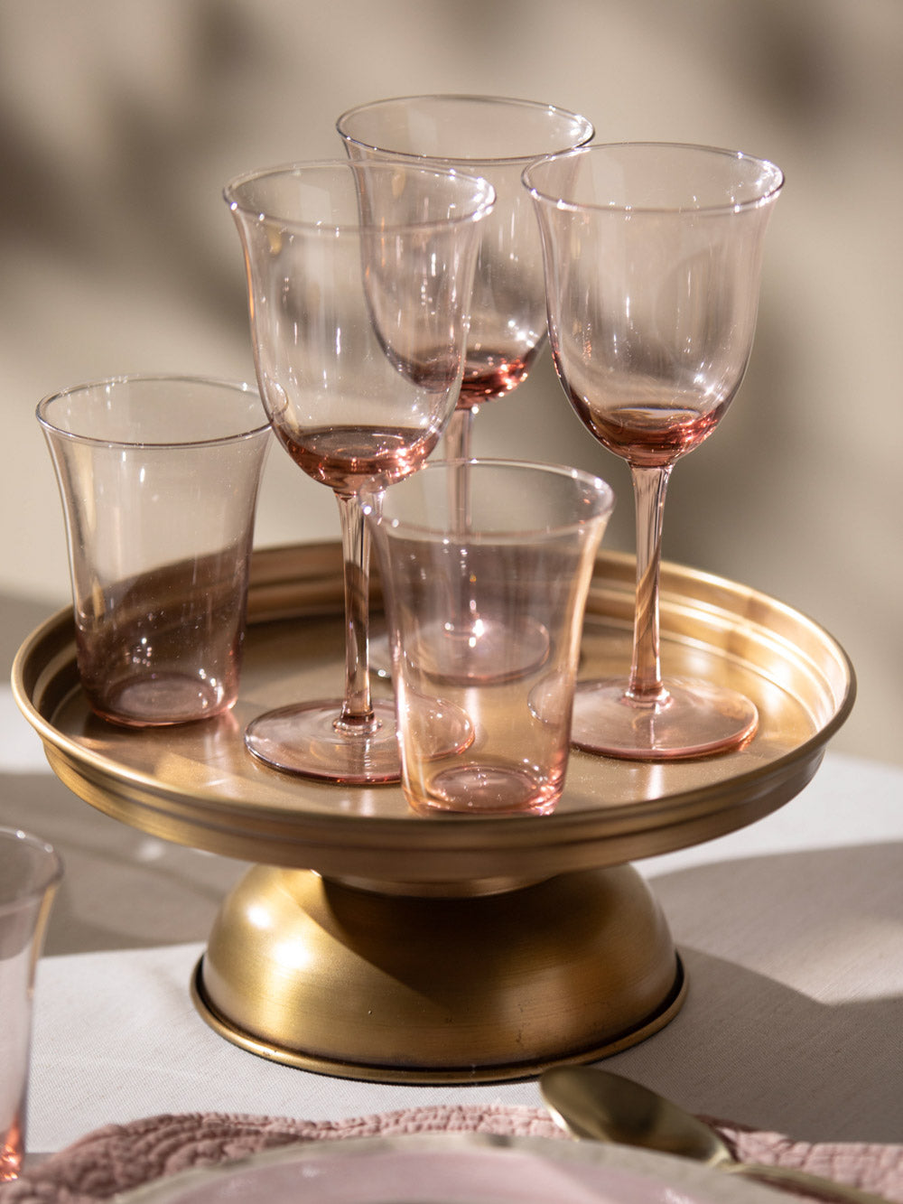 כוס יין מזכוכית בגוון ורוד מעושן Lola