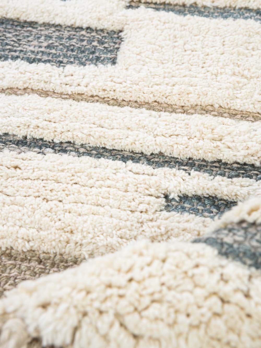 שטיח עבודת יד בעיצוב מודרני במרקם נעים למגע Itay