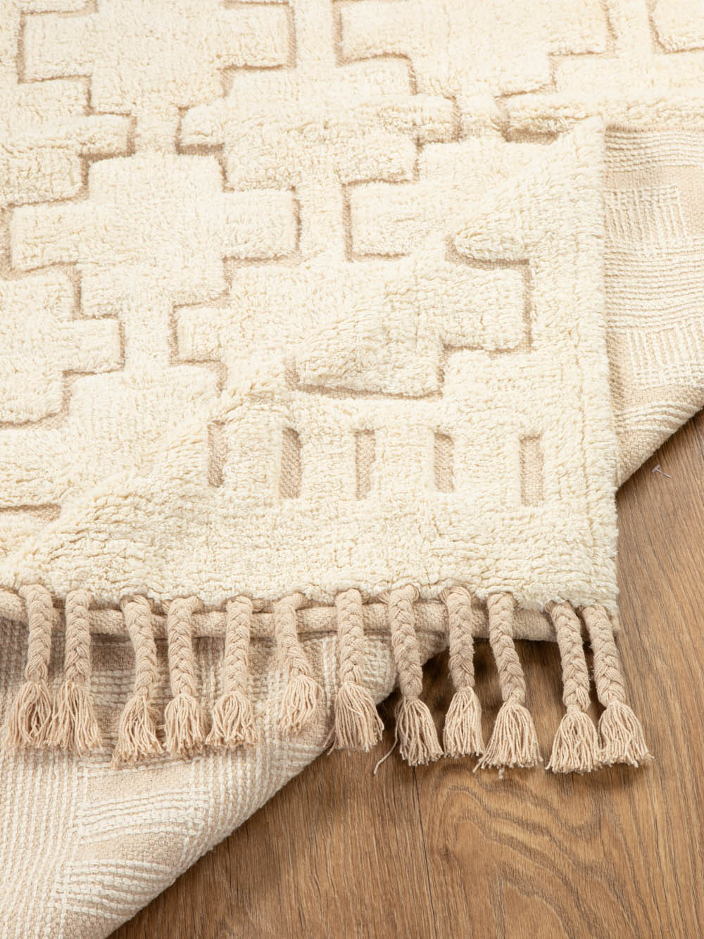 שטיח עבודת יד בגוון שמנת טבעי עם דוגמה גיאומטרית מובלטת Saar