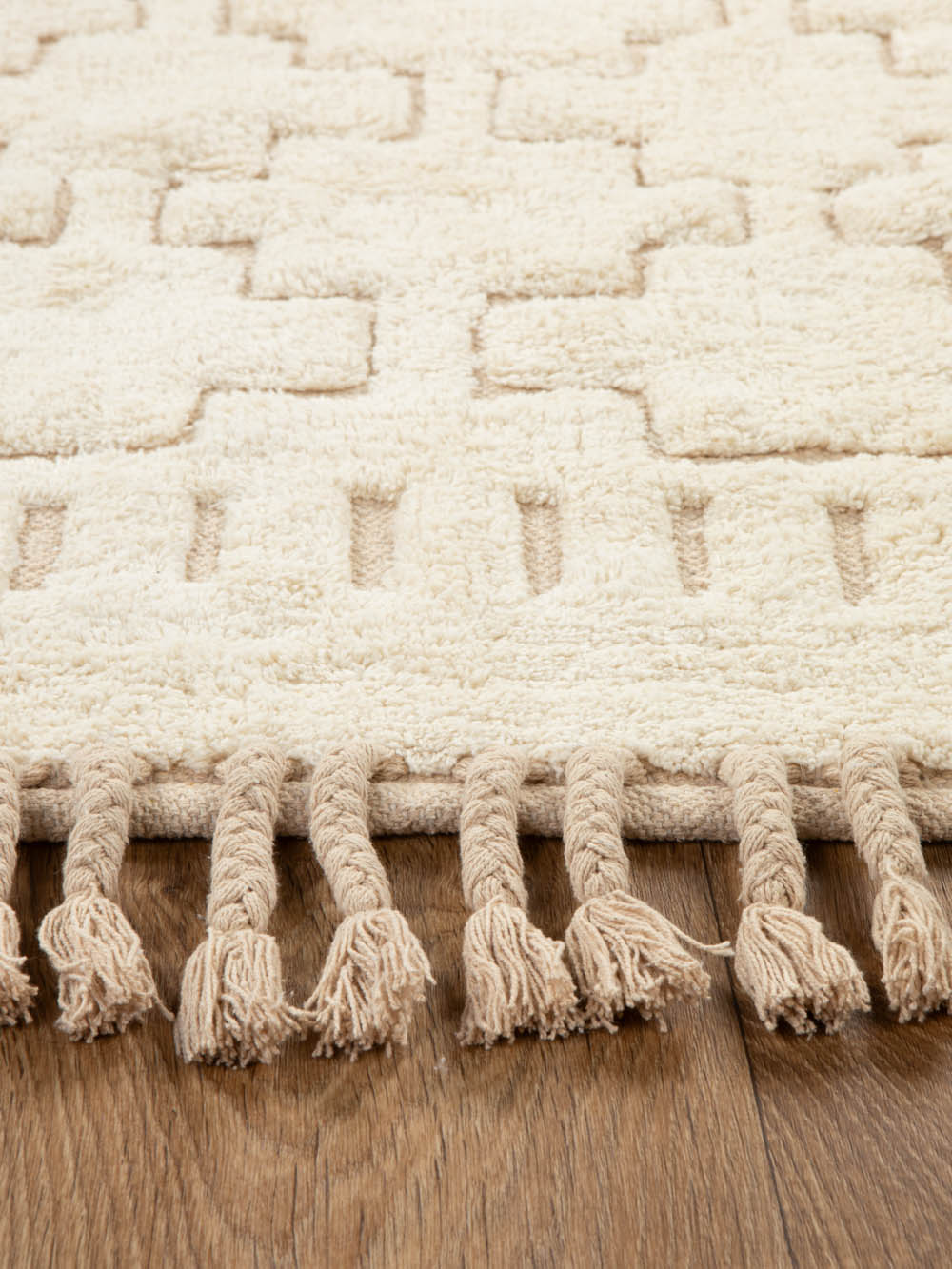 שטיח עבודת יד בגוון שמנת טבעי עם דוגמה גיאומטרית מובלטת Saar